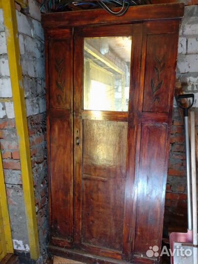 Старинный шкаф