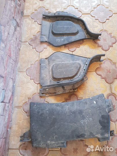 Пластмаски подкапотние на Nissan Fuga Infiniti m35