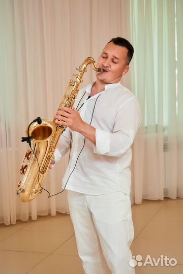 Саксофонист на праздник