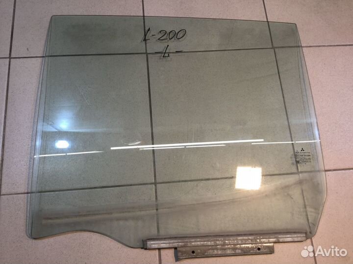 Стекло двери задней левой Митсубиси L200 (KB)