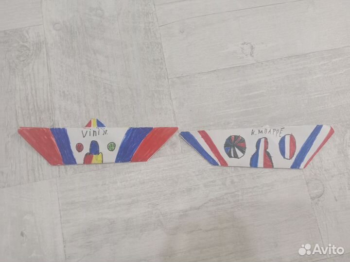 Самодельные кораблики с эмблемами любимых клубов