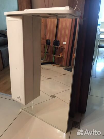 Полка в ванную комнату с зеркалом