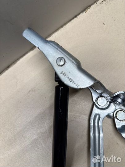 Петля багажника левая Dodge Stratus 2 седан EDZ