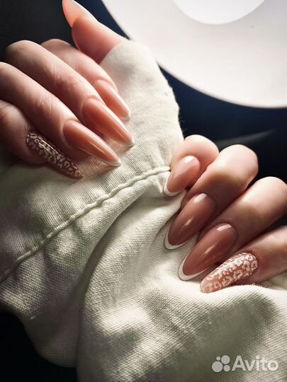 Модель на маникюр