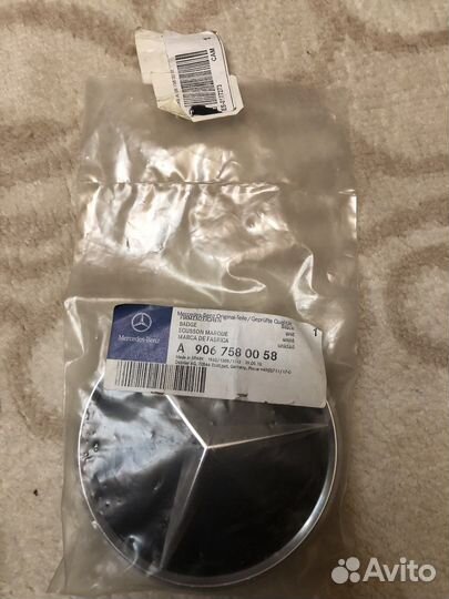 Знак Mercedes-Benz на автобус