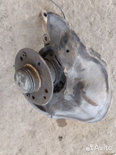 Кулак поворотный левый Mercedes-Benz w124