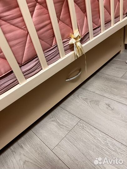 Детская кроватка с маятником и ящиком