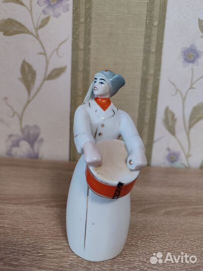 Фарфоровая статуэтка 
