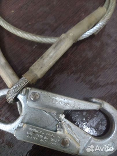 Страховочный тросик с карабином