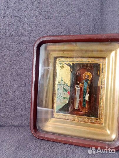 Старинные иконы в киоте