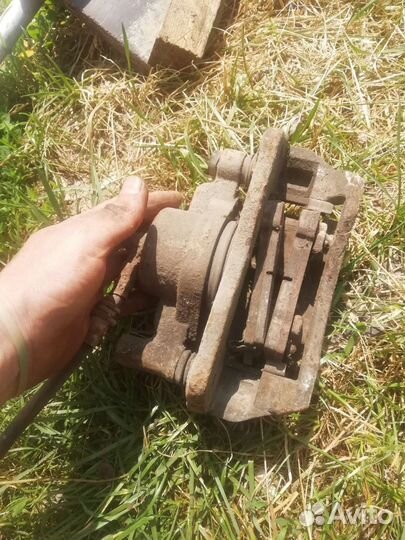 Суппорт передний левый на мазда 323