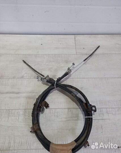 Тросик ручника Mitsubishi Pajero 4