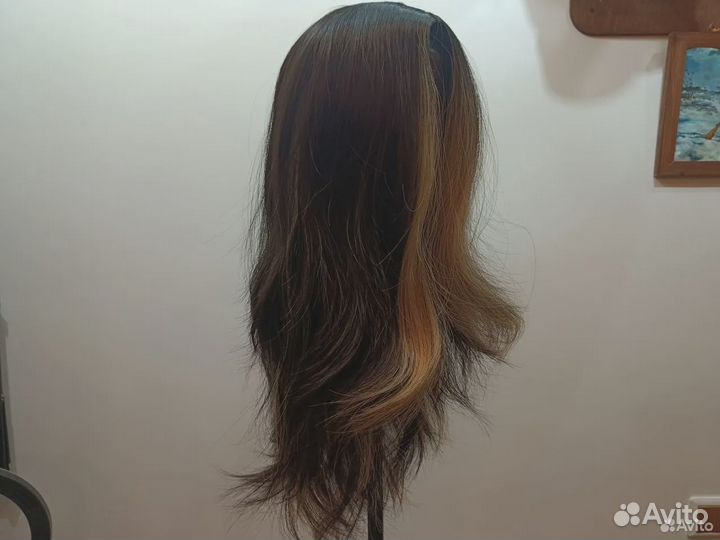 Парик из синтетических волос с светлыми прядями