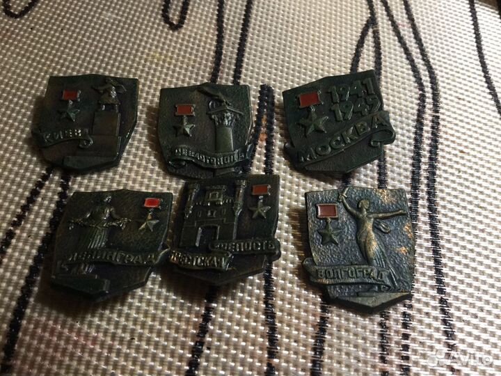 Значки города герои