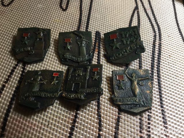 Значки города герои