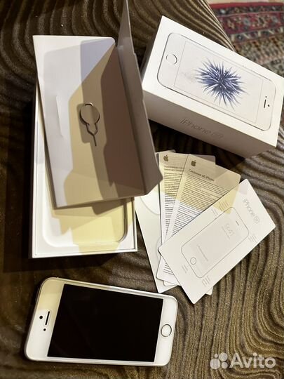 Телефон iPhone SE 32Gb Gold