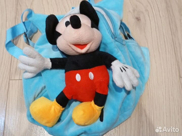 Рюкзачке с плюшевой игрушкой Мики Мауса
