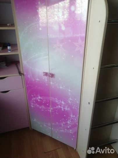 Детская кровать чердак со столом и шкафом