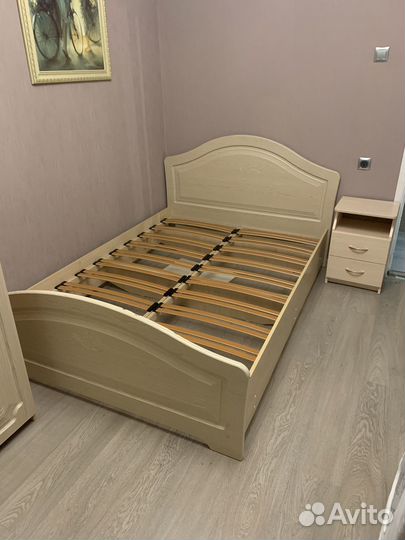 Шкаф, кровать и тумба