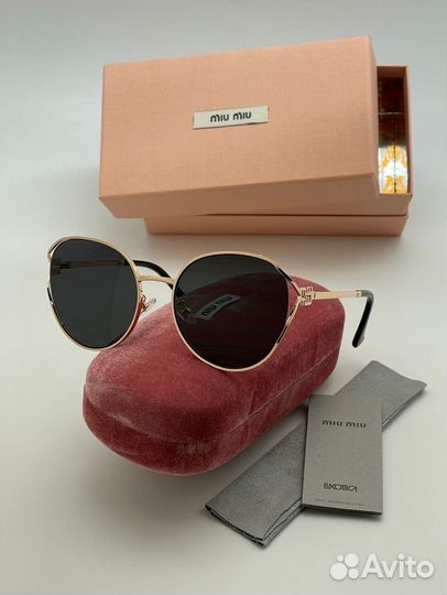 Солнцезащитные очки Miu Miu