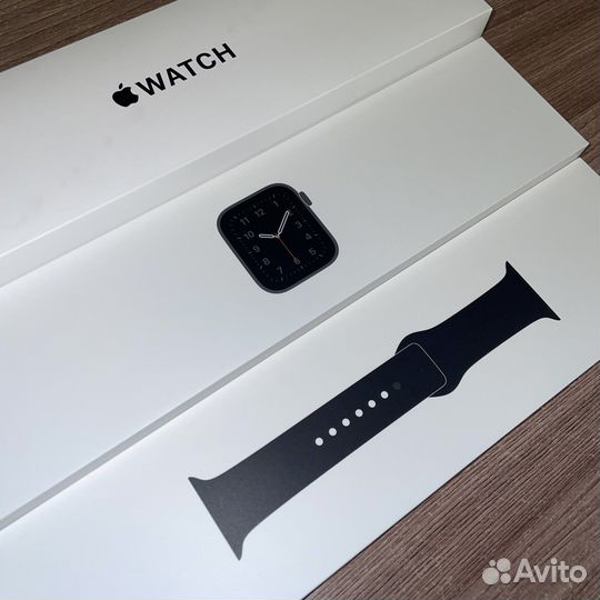 Apple Watch SE 44mm Space Gray Aluminum Case
