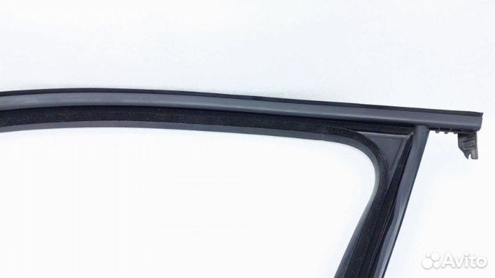 Уплотнитель стекла двери передний левый Volkswagen