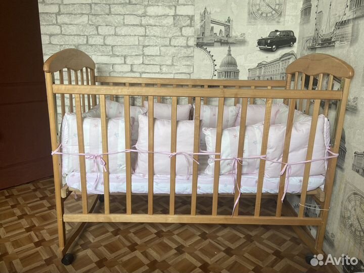 Детская кроватка с маятником