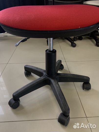 Стул офисный на колесиках