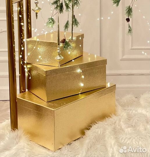 Золотые коробки, змеиный принт