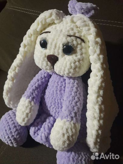 Плюшевый заяц вязаный