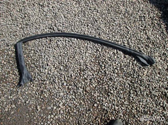 Уплотнительная резинка правая Toyota Celica ZZT231