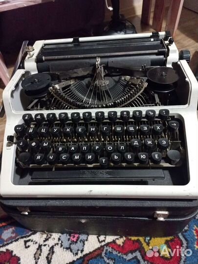 Печатная машинка,раритет,хороша в интерьер