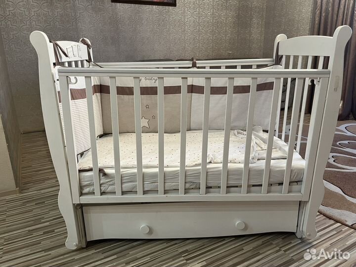 Детская кровать с маятником и ящиком