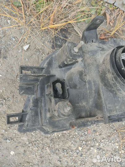 Фара передняя правая Nissan Cube Z10