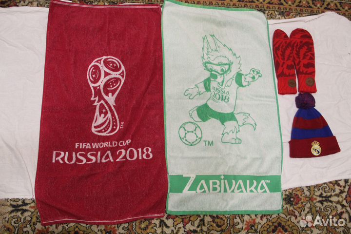 Футбольные шарфы, футболки, другие футбольные вещи