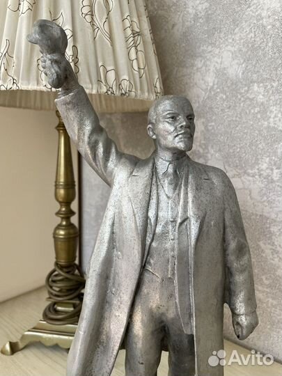 Кабинетная скульптура -Ленин в плаще