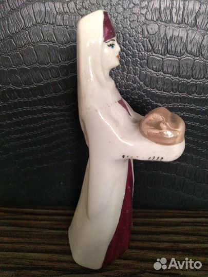 Очень редкая статуэтка «Девушка Армянка с караваем