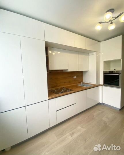 Белая кухня с деревянными фасадами