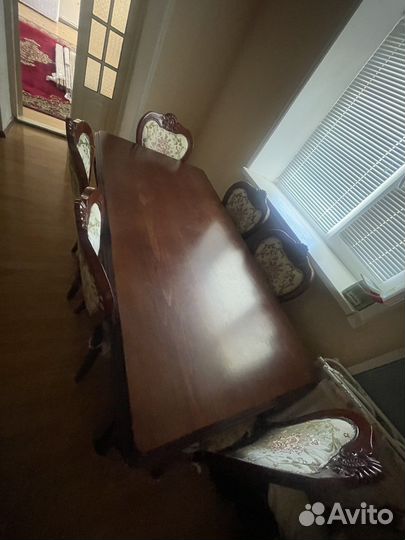 Стол и стулья