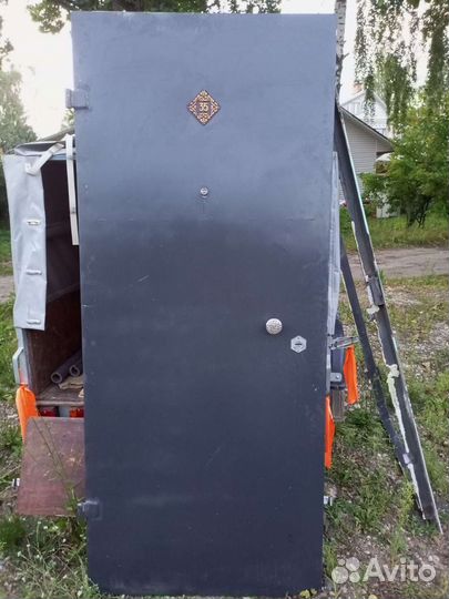 Дверь входная металлическая б/у