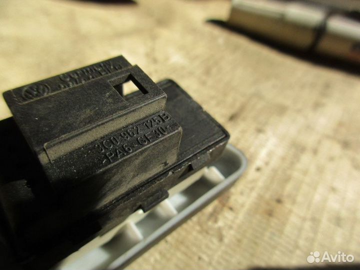 Кнопка центрального замка VW Passat B6 2005-2010