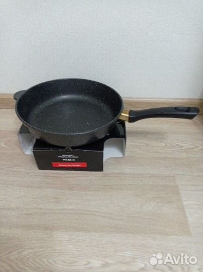 Сковорода толстостенная с антипригаром 280мм