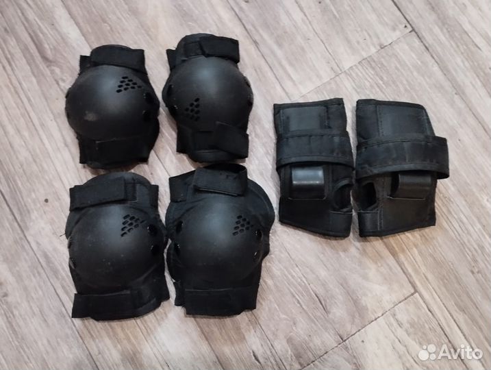 Комплект : коньки, шлем, защита