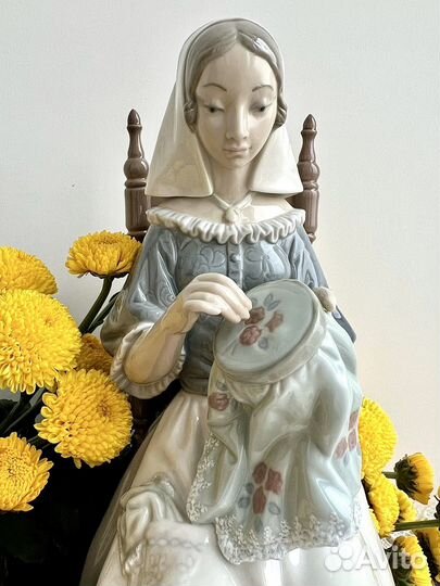 Статуэтка Вышивальщица от Lladro