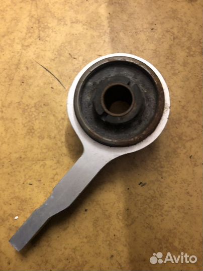 Сайлентблок с кронштейном nissan teana j31