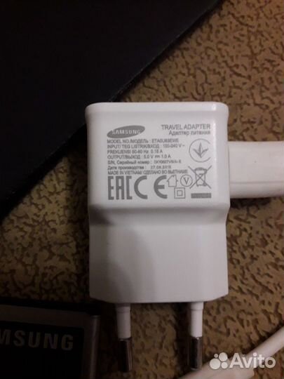 Телефон, наушники, зарядка аккумулятор и чехол