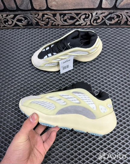 Adidas Yeezy Boost 700 v3