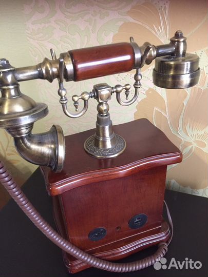 Ретро телефонный аппарат