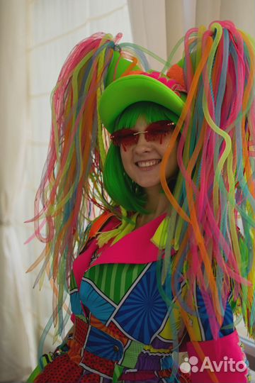 Ведущая, диджей