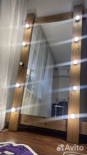 Гримерное зеркало с лампочками